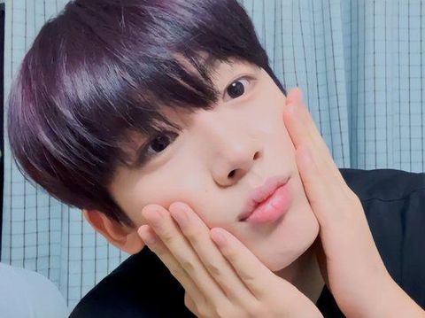 idol KPop ini menyebut hasil potongan rambutnya berbeda dengan ekspektasinya. Penasaran tampilan Yohan WEi yang terinspirasi V BTS?