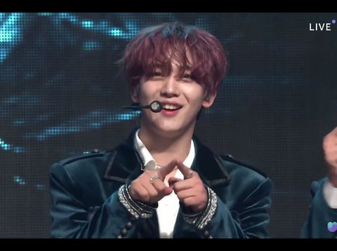 idol KPop ini menyebut hasil potongan rambutnya berbeda dengan ekspektasinya. Penasaran tampilan Yohan WEi yang terinspirasi V BTS?