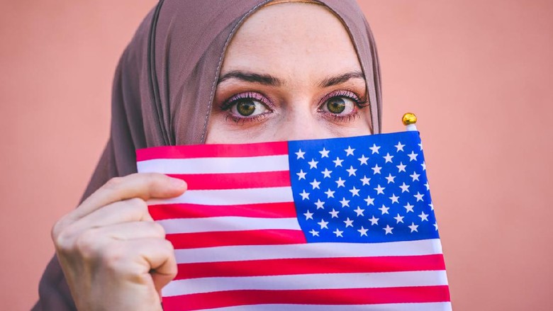 Ilustrasi Muslim Amerika Woman with flag
