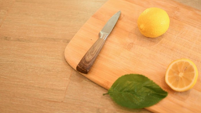 Ilustrasi Pisau Berkarat yellow lemon