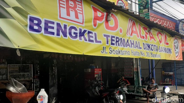 Pemotor di Bandung dibikin penasaran dengan bengkel termahal di Kota Bandung. Meski di spanduk tertulis bengkel termahal, bengkel itu justru ramai pelanggan.