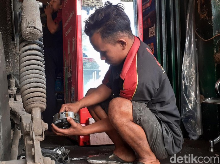 Pemotor di Bandung dibikin penasaran dengan bengkel termahal di Kota Bandung. Meski di spanduk tertulis bengkel termahal, bengkel itu justru ramai pelanggan.