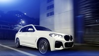 Di bagian depan, THE NEW X7 dilengkapi dengan BMW LaserLight sebagai standar yang menyatu dengan kidney grille terbesar dalam sejarah BMW, sangat menonjol di bagian depan. Di bagian belakang, THE NEW X7 hadir split tail-gate, mudahkan akses bagi pengemudi untuk menikmati fleksibilitas bagasi. Dengan satu tombol Max Cargo, bangku baris ketiga akan terlipat dan hasilkan kapasitas bagasi yang sangat lapang. Foto: BWM Indonesia