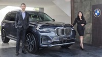 Jodie O’tania, Director of Communications BMW Group Indonesia bersama dengan Ramesh Divyanathan, President Director BMW Group Indonesia memperkenalkan  The New X7 yang dihadirkan desain eksterior yang menegaskan kemewahan dengan penggunaan Opulent exterior design yang ditandai dengan sentuhan high-gloss chrome mulai dari fascia depan, ornament air breather di samping, hingga garis high-gloss chrome di belakang yang menyatu dengan L-shape rear-lamp. Foto: BWM Indonesia
