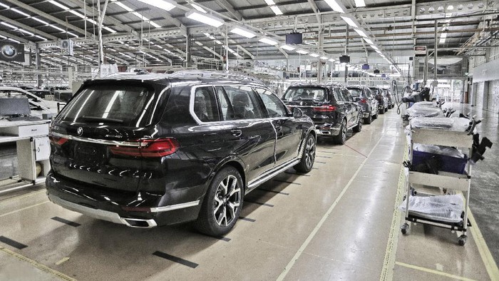BMW Indonesia membuktikan komitmennya dengan mempeluas rangkaian kendaraan rakitan dalam negeri. Ini salah satu yang teranyar.

Setelah peluncuran 3 varian terbaru rakitan dalam negeri di awal tahun 2021, hari ini BMW Indonesia kembali perkuat rangkaian kendaraan BMW X dengan luncurkan model flagship BMW X7 xDrive40i Opulence dan varian tertinggi dari BMW X3 dengan memperkenalkan BMW X3 xDrive30i M Sport.