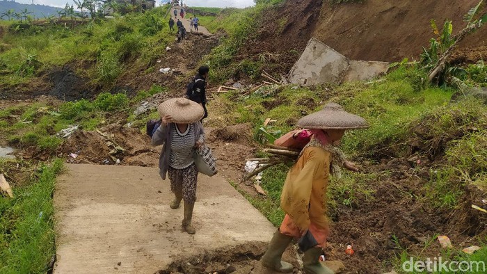 Jalan desa di Cianjur ambles gegara longsor.
