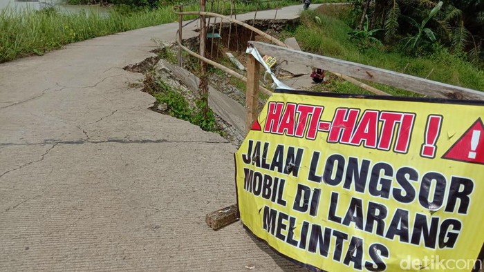 Jalan penghubung dua kecamatan di Pandeglang sudah 3 bulan ambles