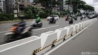 Pemprov DKI Jakarta mulai mempermanenkan jalur sepeda di Jalan Sudirman-Thamrin, Jakarta Pusat.