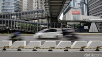 Pantauan detikcom di lokasi, Rabu (24/2/2021), pembatas jalur sepeda permanen ini terbuat dari beton berwarna putih bercorak garis hitam dan kuning.