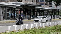 Pembatas itu terpasang tepat di depan jembatan penyeberangan orang (JPO) Gelora Bung Karno (GBK) yang akan mengarah ke Semanggi.