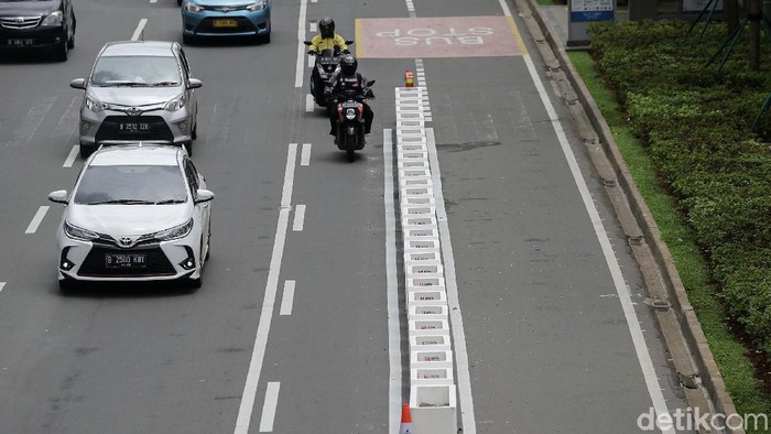 Pemprov DKI Jakarta mulai mempermanenkan jalur sepeda di Jalan Sudirman-Thamrin, Jakarta Pusat. Begini potret pembatas jalur sepeda yang mulai terpasang.
