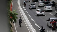 Pantauan pada sekitar pukul 11.00 WIB, ada beberapa pesepeda yang sudah melintasi jalur sepeda permanen ini.