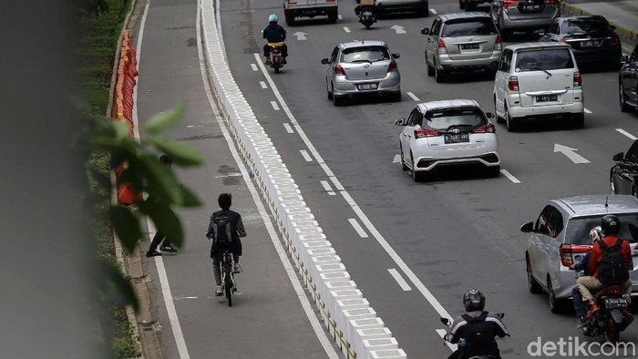 Pemprov DKI Jakarta mulai mempermanenkan jalur sepeda di Jalan Sudirman-Thamrin, Jakarta Pusat. Begini potret pembatas jalur sepeda yang mulai terpasang.