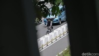 Ada juga pesepeda yang masih memilih melintas di trotoar sekitar GBK maupun di jalur kendaraan bermotor.