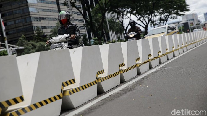 Jalur Permanen Sepeda Mulai Terpasang di Sudirman Pemprov DKI Jakarta mulai mempermanenkan jalur sepeda di Jalan Sudirman-Thamrin, Jakarta Pusat. Begini potret pembatas jalur sepeda yang mulai terpasang.