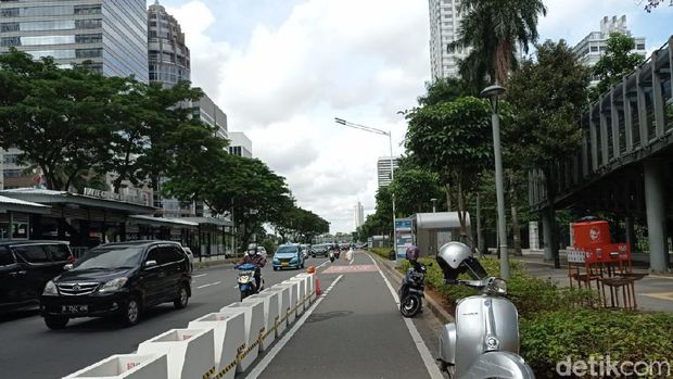 Jalur sepeda permanen di Jl Sudirman Jakarta