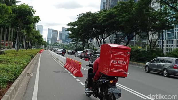 Jalur sepeda permanen di Jl Sudirman Jakarta