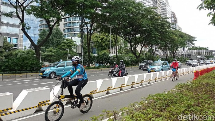 Jalur sepeda permanen di Jl Sudirman Jakarta