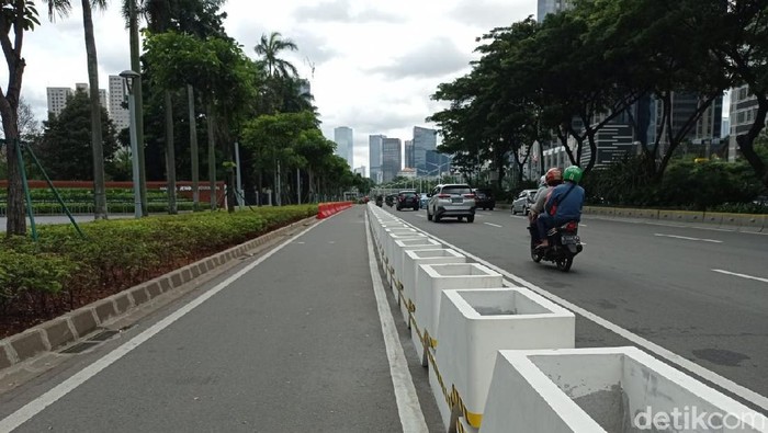 Jalur sepeda permanen di Jl Sudirman Jakarta