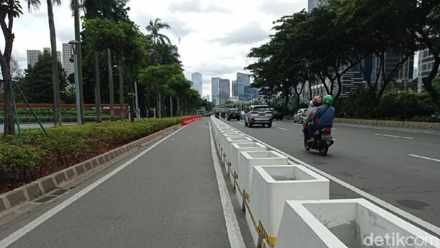 Jalur sepeda permanen di Jl Sudirman Jakarta