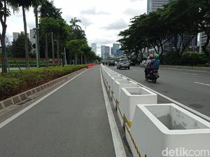 Pembatas Jalur Sepeda Permanen Mulai Dipasang di Jl Sudirman, Ini Wujudnya