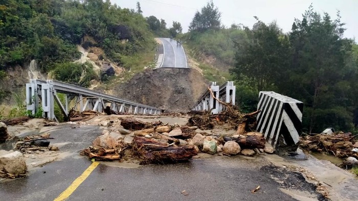 Jembatan di Jalur Trans Papua putus akibat diterjang banjir (dok. Istimewa).
