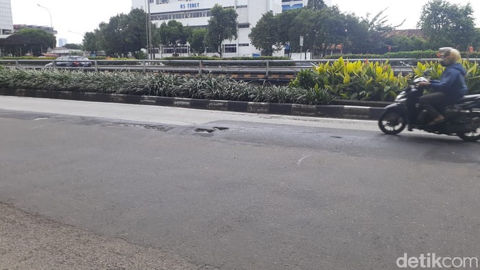 Jl MT Haryono-Gatsu sekitar Pancoran rusak, 24 Februari 2021. (Afzal Nur Iman/detikcom)