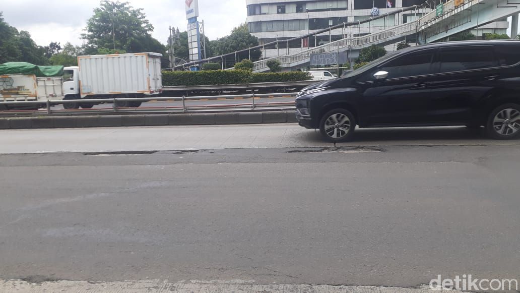 Jl MT Haryono-Gatsu sekitar Pancoran rusak, 24 Februari 2021. (Afzal Nur Iman/detikcom)