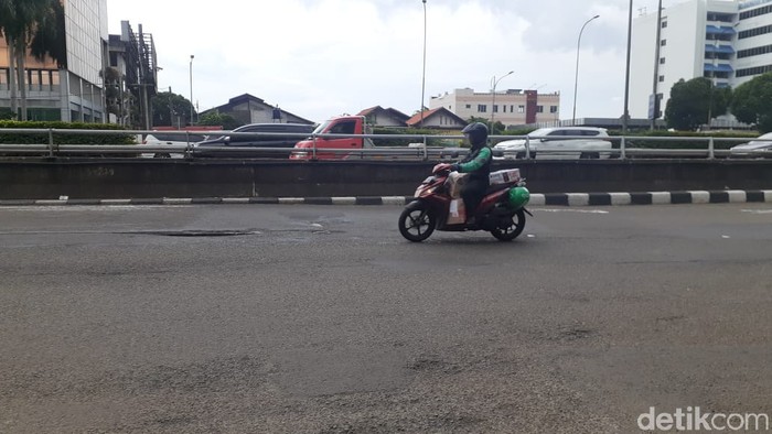 Jl MT Haryono-Gatsu sekitar Pancoran rusak, 24 Februari 2021. (Afzal Nur Iman/detikcom)