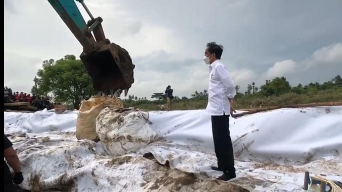 Jokowi tinjau tanggul Sungai Citarum yang jebol (Foto: Tangkapan layar video dok. Agus Suparto)