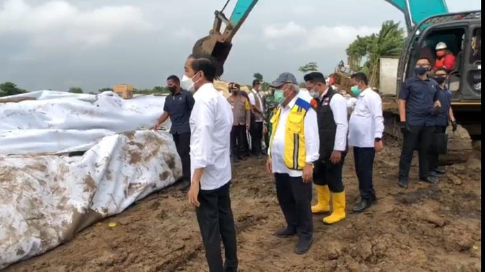 Jokowi tinjau tanggul Sungai Citarum yang jebol (Foto: Tangkapan layar video dok. Agus Suparto)