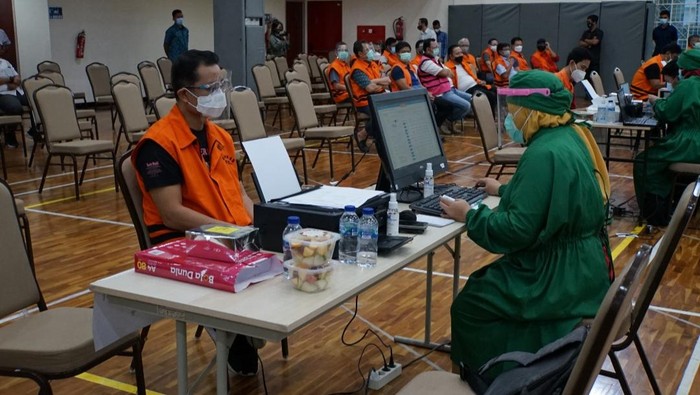 Juliari Peter Batubara disuntik vaksin virus Corona (COVID-19).
