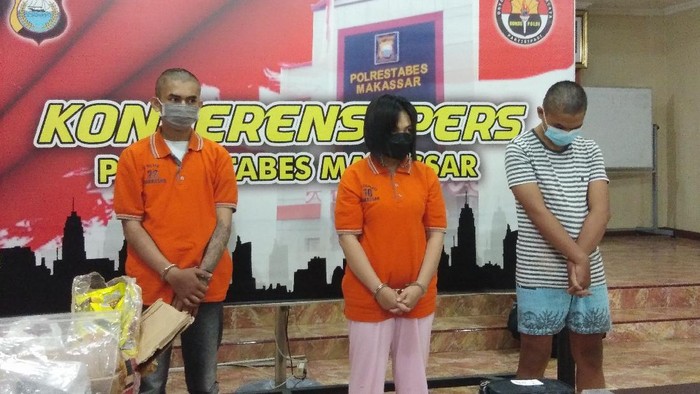 Kakak adik jadi kurir narkoba di Makassar ditangkap polisi (Hermawan/detikcom).