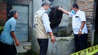 Tim ahli geologi Universitas Pembangunan Nasional (UPN) Veteran Yogyakarta memakai peralatan geolistrik untuk meneliti belasan sumur warga yang ambles di Kabupaten Klaten, Jawa Tengah, Rabu (24/2/2021).