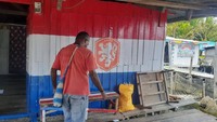 Seperti rumah yang satu ini, bagian dinding depannya diberi warna bendera Belanda karena yang punya fans klub sepak bola Belanda. (Hari Suroto)