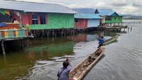 Seluruh rumah di kampung ini punya warna masing-masing. (Hari Suroto)