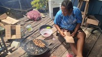 Wisata kuliner yang wajib di coba di sini adalah sate ulat sagu. (Hari Suroto)