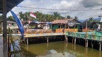Kampung warna-warni ini berada di atas Danau Sentani alias terapung.  (Hari Suroto)