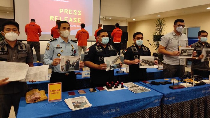 Kantor Imigrasi Jakarta Selatan menangkap 5 WN Inggris di Kebayoran Baru, Rabu (24/2/2021).