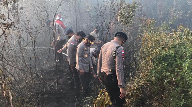 Kapolda Kepri nterjun langsung ke lokasi pemadaman karhutla di Pulau Galang