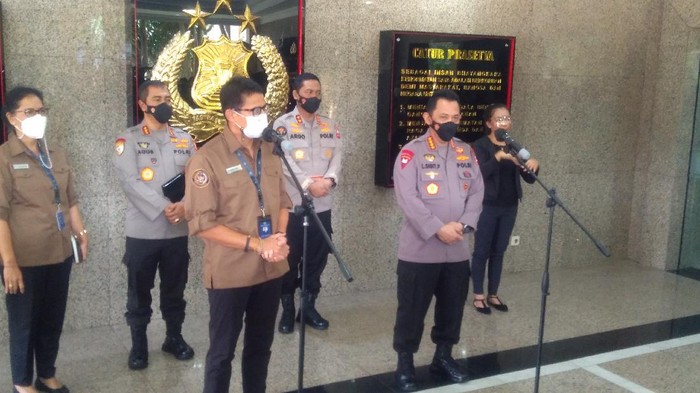 Kapolri Jenderal Listyo Sigit Prabowo bertemu Menparekraf Sandiaga Uno di Mabes Polri, Rabu (24/2/2021).