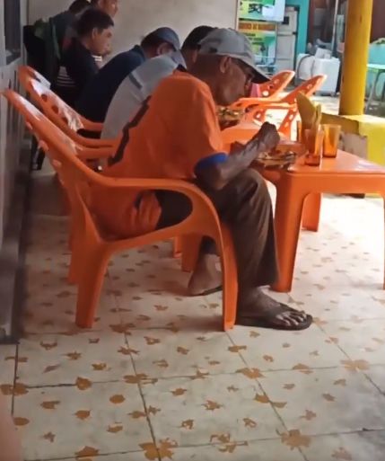 Keren! Keluarga Ini Buka Dapur Umum dengan Menu Prasmanan Gratis