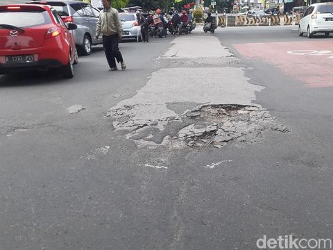 Kerusakan di Jembatan Galaxy Jl KH Noer Ali Bekasi mulai diperbaiki, 24 Januari 2021. (Afzal Nur Iman/detikcom)