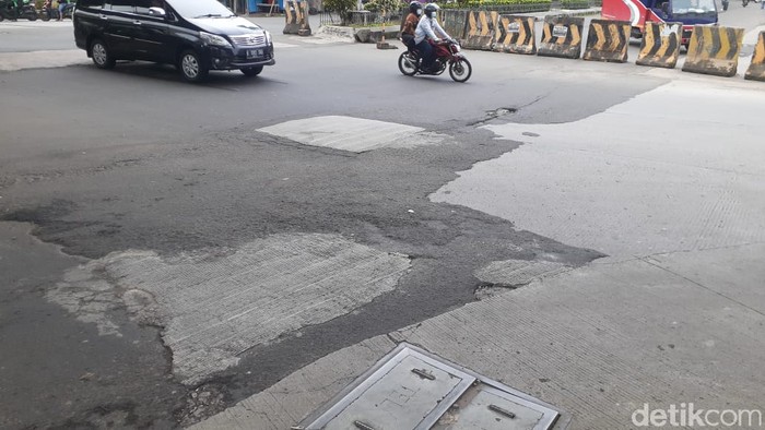 Kerusakan di Jembatan Galaxy Jl KH Noer Ali Bekasi mulai diperbaiki, 24 Januari 2021. (Afzal Nur Iman/detikcom)