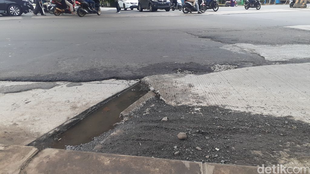 Kerusakan di Jembatan Galaxy Jl KH Noer Ali Bekasi mulai diperbaiki, 24 Januari 2021. (Afzal Nur Iman/detikcom)