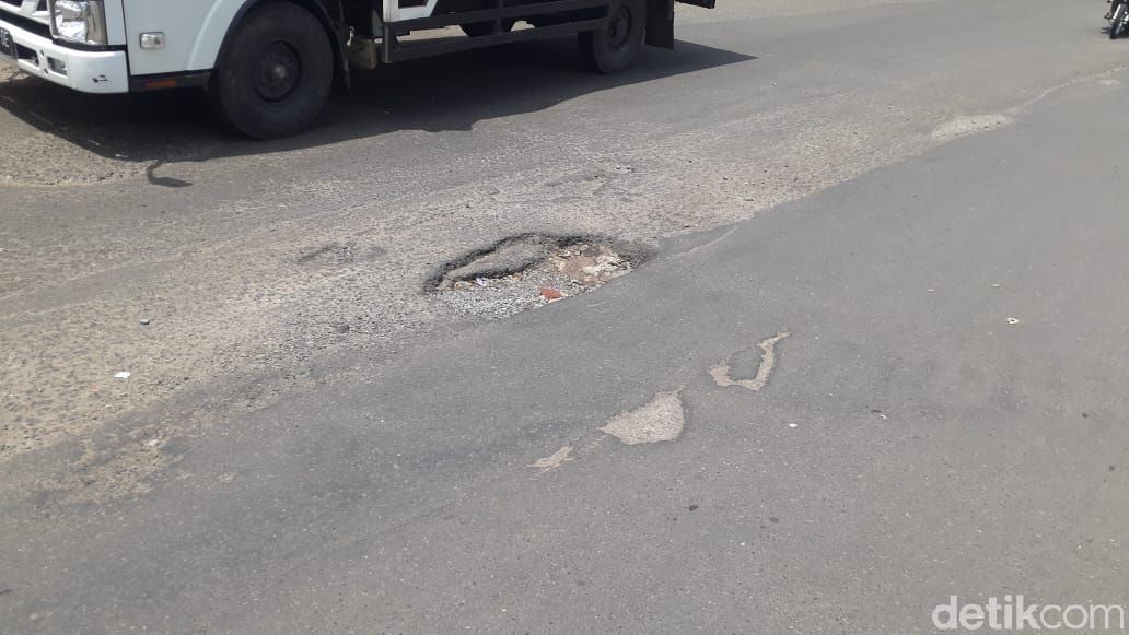 Kerusakan jalan di Jl KH Noer Ali sekitar Grand Kota Bintang, 24 Februari 2021. (Afzal Nur Iman/detikcom)