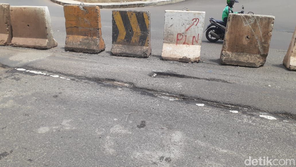 Kerusakan jalan di Jl KH Noer Ali sekitar Grand Kota Bintang, 24 Februari 2021. (Afzal Nur Iman/detikcom)