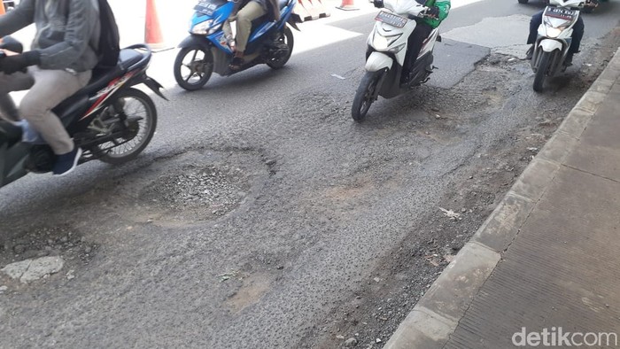 Kerusakan jalan di Jl KH Noer Ali sekitar Grand Kota Bintang, 24 Februari 2021. (Afzal Nur Iman/detikcom)