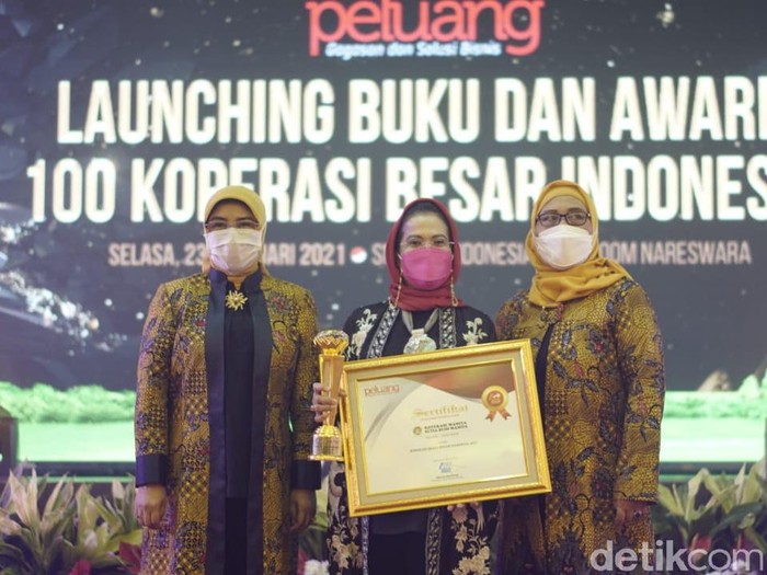 Ketua Umum Koperasi Setia Budi Wanita (SBW) Malang Sri Untari Bisowarno meraih penghargaan setelah organisasi yang dipimpinnya masuk kategori 100 koperasi besar Indonesia.