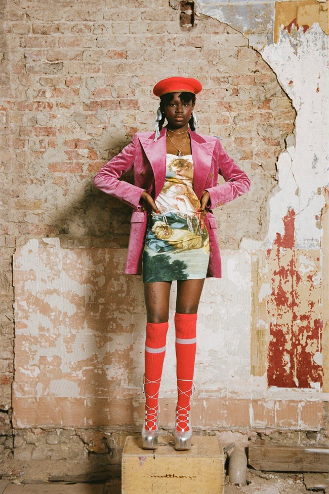 Vivienne Westwood merilis koleksi ready to wear fall 2021 yang 90% dari busananya ini terbuat dari material yang ramah lingkungan.  Foto: Alice Dellal / Courtesy of Vivienne Westwood.